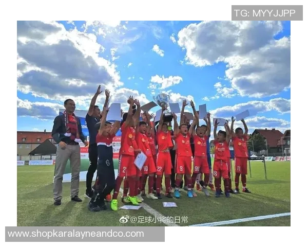 从街头小子到绿茵场上的传奇足球明星的奋斗故事